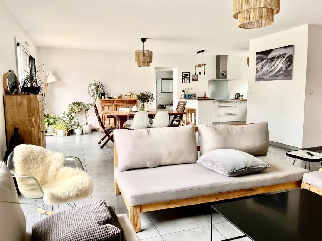 MAISON CONTEMPORAINE PLAIN PIED AVEC PISCINE