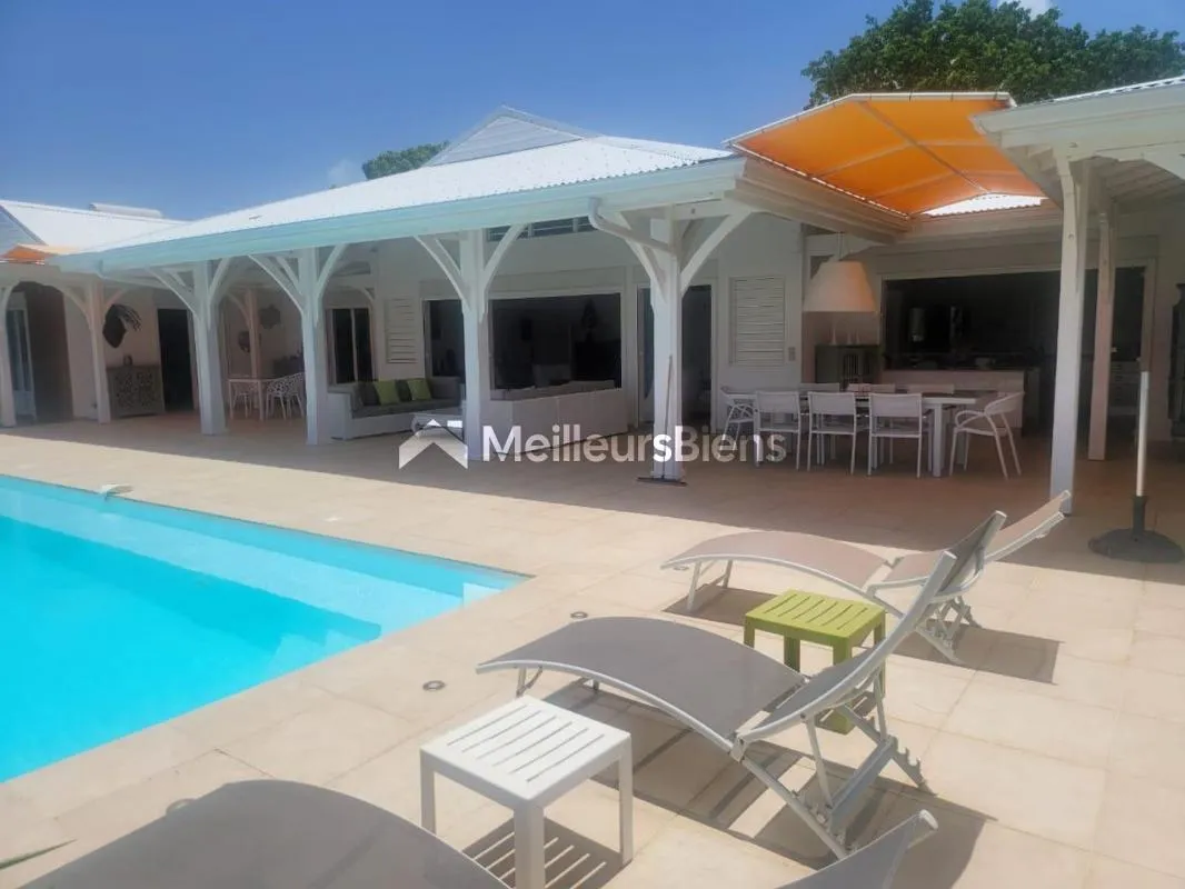 Villa d'Exception sur 3000m² de Terrain : Espaces Luxueux et Terrasses Panoramiques – Votre Oasis de Sérénité Vous Attend !"