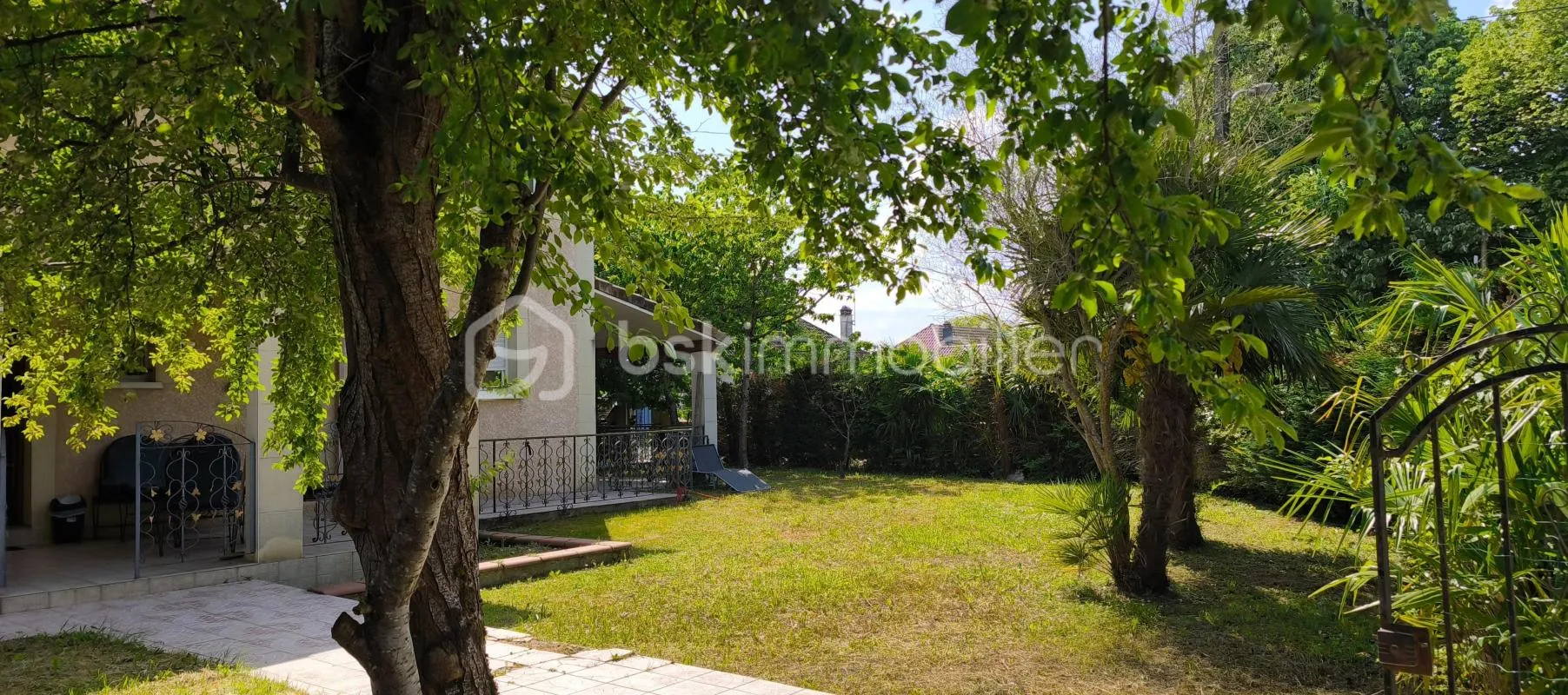 Maison traditionnelle avec deux terrasses et jardin