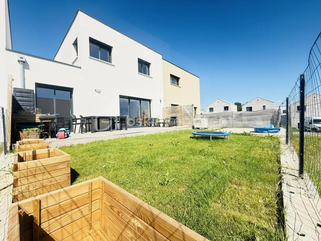 MAISON CONTEMPORAINE AVEC 4 CHAMBRES ET GARAGE