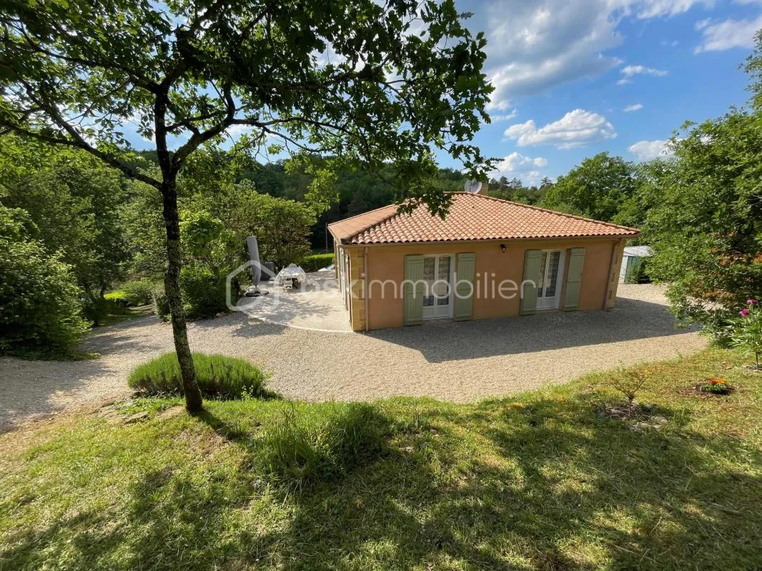 Maison rénovée avec soins sur 3532 m² de terrain non clos