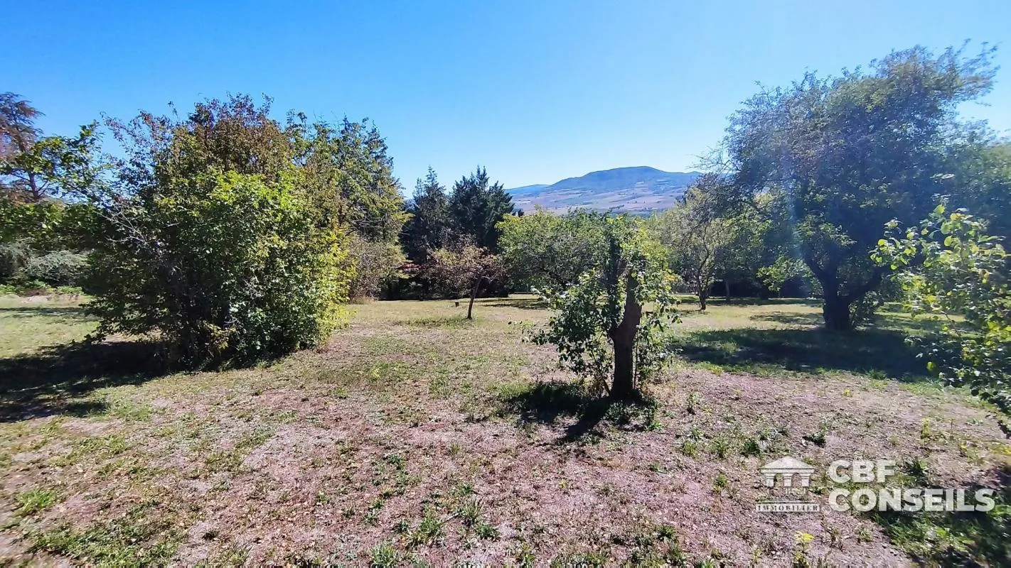 Terrain constructible 1710m², vue pa,oramique à Veyre-Monton