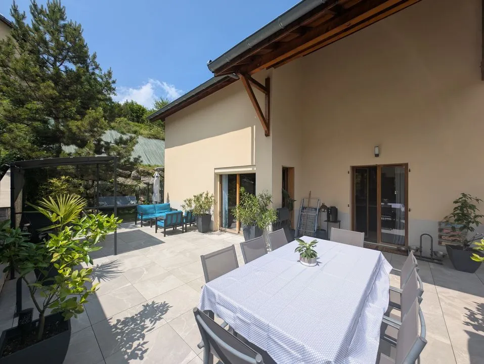 MAISON AVEC JARDIN ET GARAGE