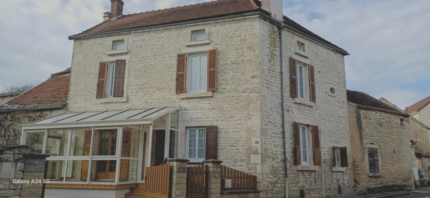Maison de village en pierres de taille à Lézinnes 89160, 2 chambres