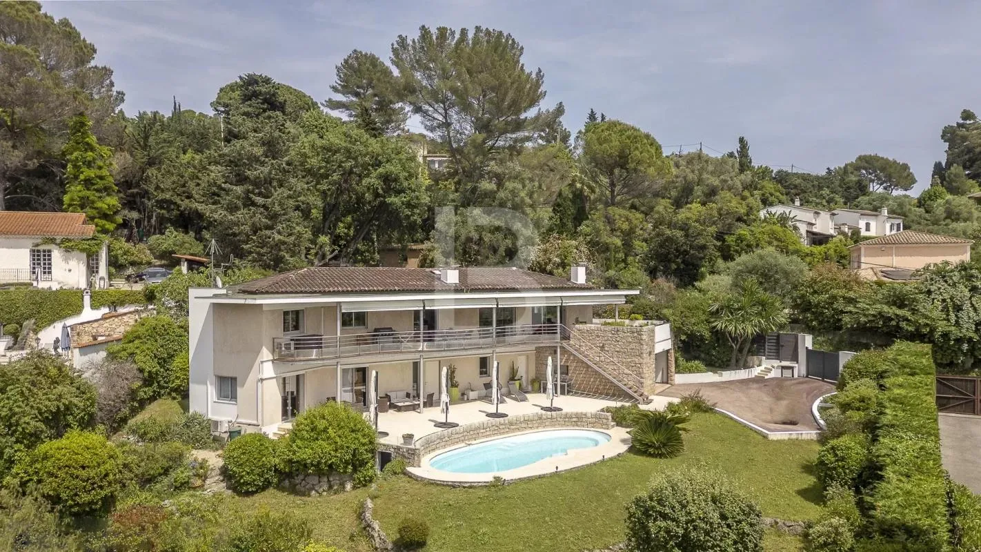 À vendre  belle maison individuelle avec piscine à Mougins, quartier résidentiel recherché