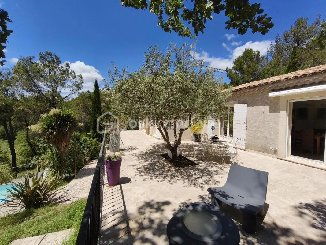 Maison Type 4 110 m²  avec piscine et garage sur 1, 4  hectare