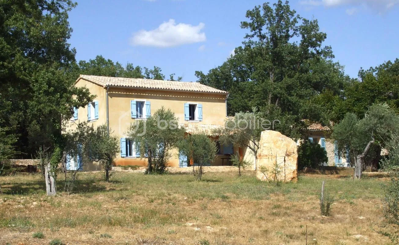 A LES ARCS (VAR) _ PROPRIETE SUR PLUS DE 1 HA DE TERRAIN _ AVEC PISCINE ET DEPENDANCE