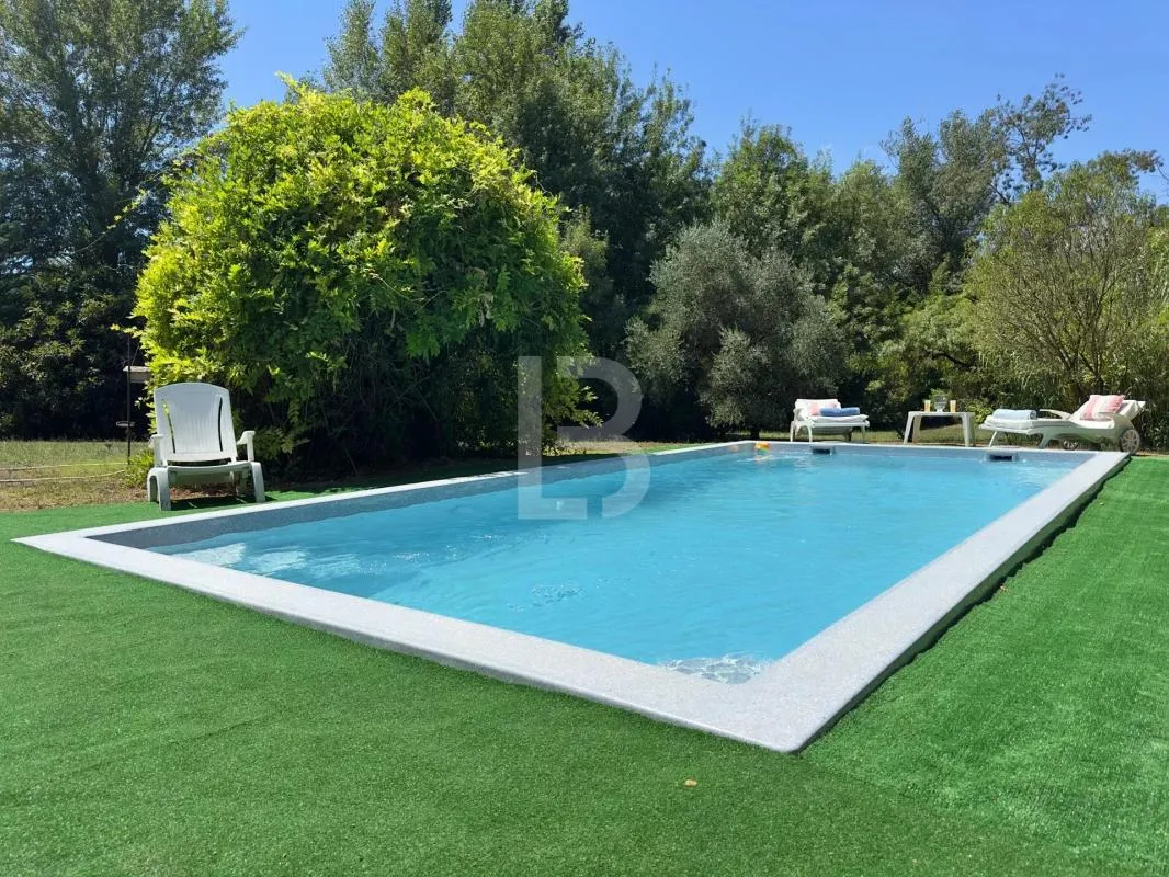 Bastide provençale de charme – Golf à pied – Garage 228 m² – Terrain plat en bord de rivière