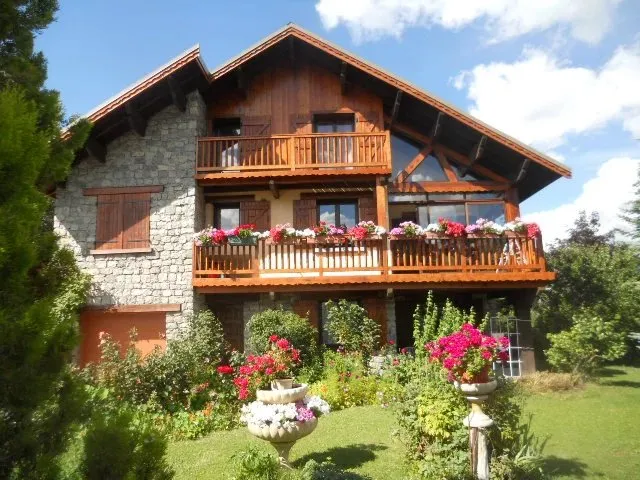 Chalet 2 appartements, quartier résidentiel, Calme , Nature, terrain Plat, Garage