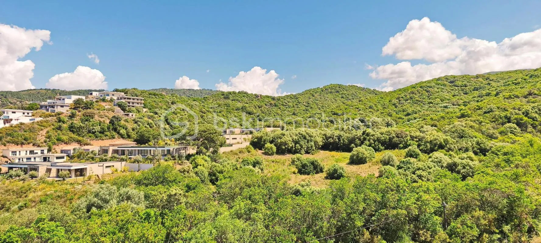 Opportunité à saisir… ! Corse - Rive sud d’Ajaccio à Pietrosella- Résidence ORZIOLO 2. Appartement T3 de 71 m2 + loggia de 12 m2, situé à 3 km de la mer. et proche des commerces… !