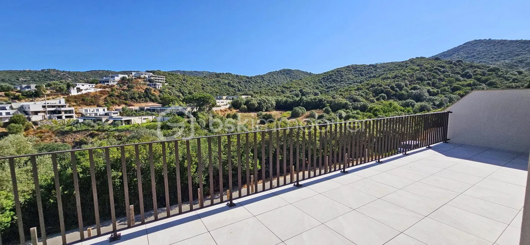 Opportunité à saisir ! Corse - Rive sud d’Ajaccio à Pietrosella- Résidence ORZIOLO 2. Appartement T3 de 67 m2 + loggia et terrasse de 35 m2, situé à 3 km de la mer. et proche des commerces… !