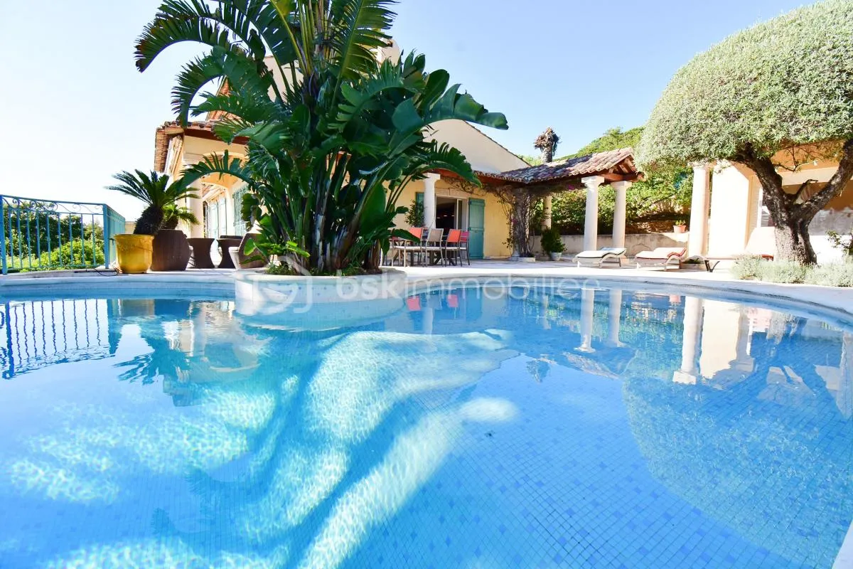 83990 - SAINT TROPEZ - HAUTEURS DU PINET - BASTIDE TROPEZIENNE - 197m2 -