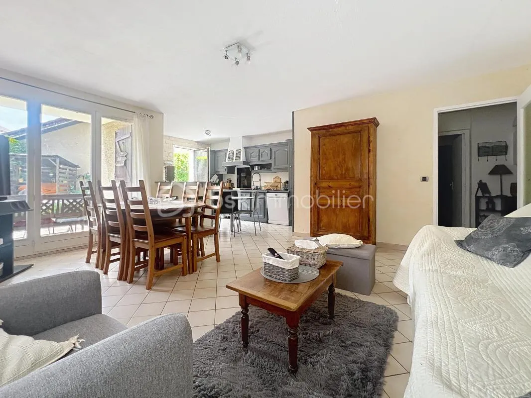 ***Charmant T5 de 93m2 en rez de jardin avec Terrasse de 230 m2 + Garage compris***