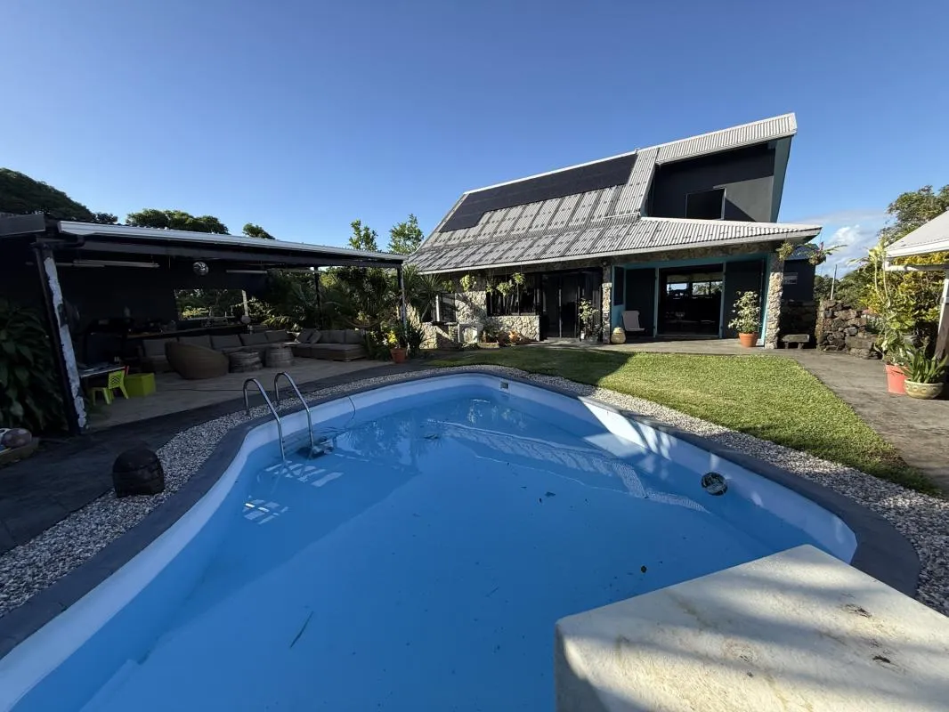 Charmante maison F5 de 160 m2 avec piscine sur 1270 m2 de te