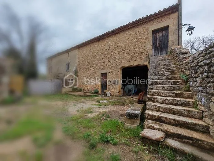 ***  MAS A RESTAURER  DE 110 M² AVEC ANNEXE DE 30M²  À VERS PONT DU GARD ***