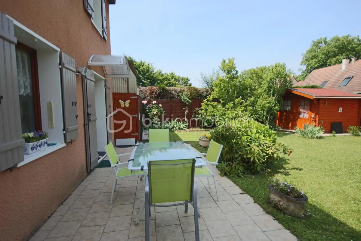 BELLE MAISON AVEC 3 CHAMBRES ET UN BUREAU OU 4ème PETITE CHAMBRE, JARDIN ET GARAGE!!