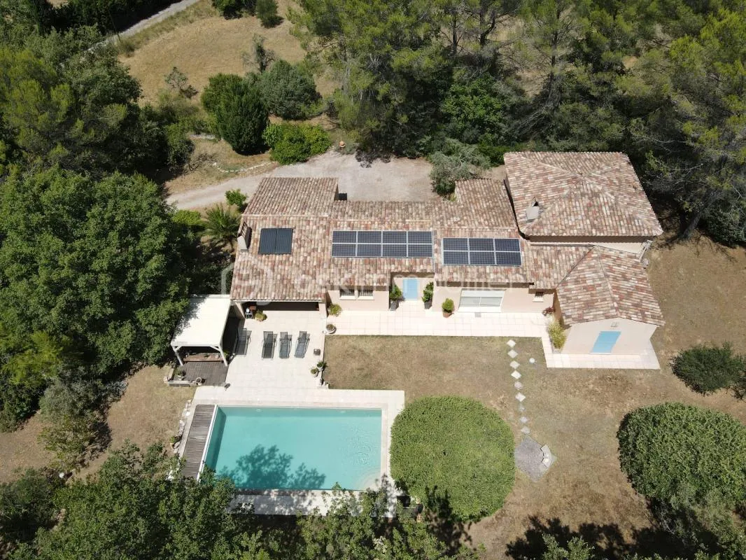 À Vendre : Maison avec Piscine + Garage