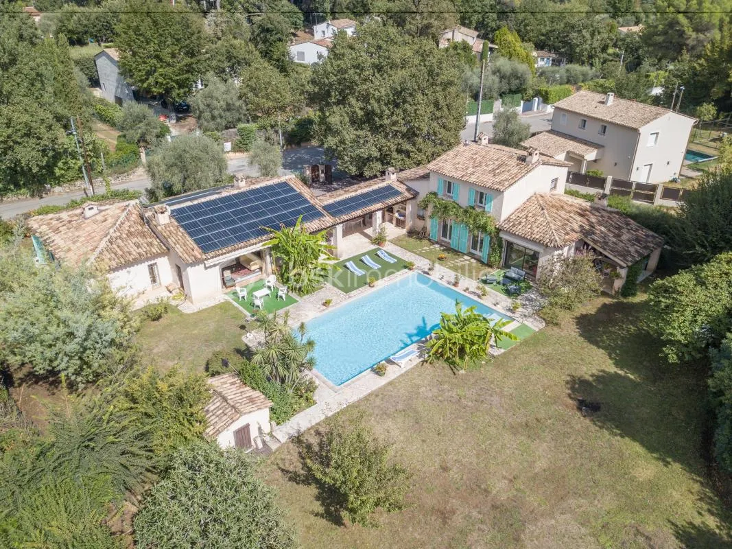 Villa de charme 253 m² sur 2 700 m², en deux maisons indépendantes reliées, piscine et garage