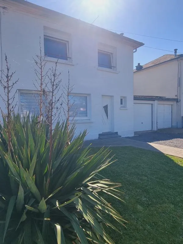 Semi-individuelle, 3 chambres, sous-sol, jardin, garage