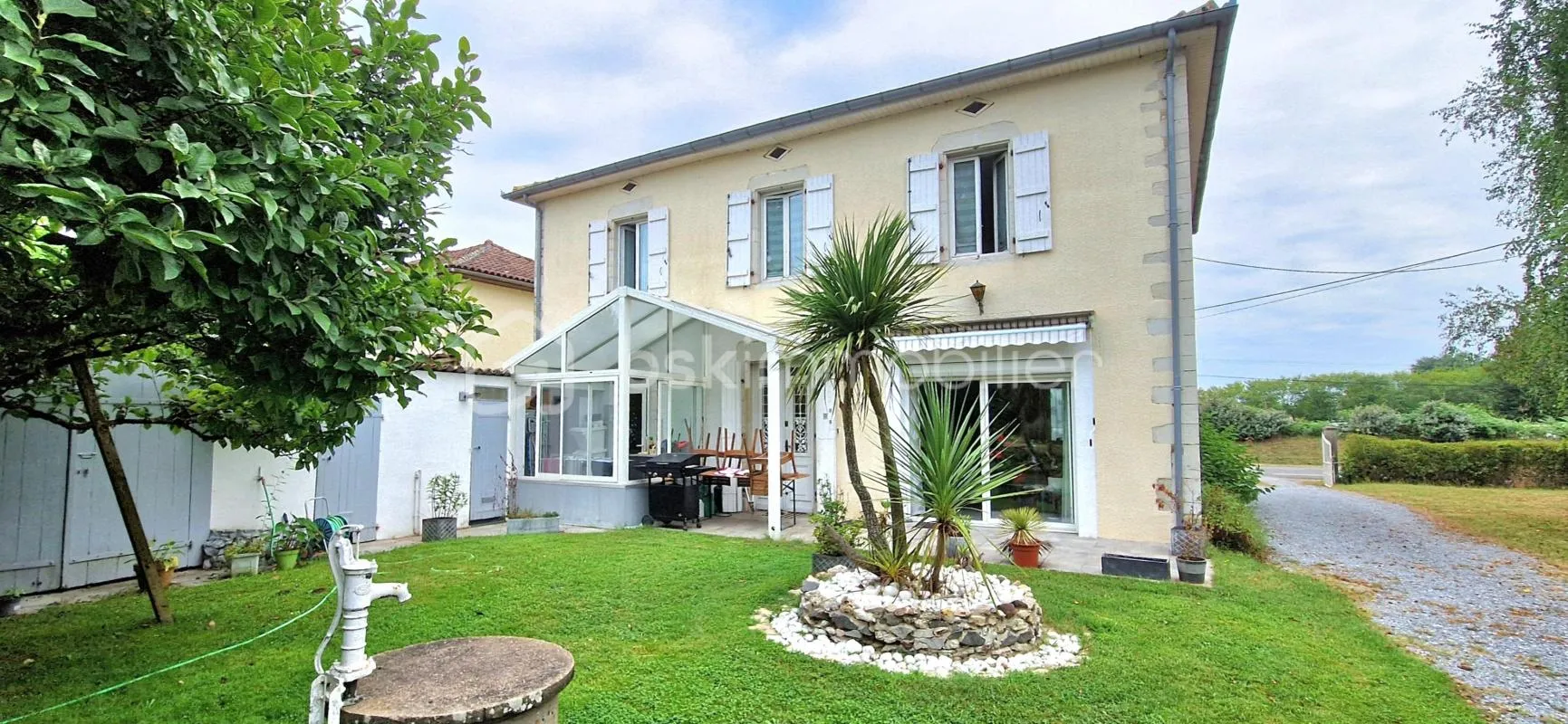 Maison de caractère de 165 m2 avec dépendances sur 3 000 m² arborés