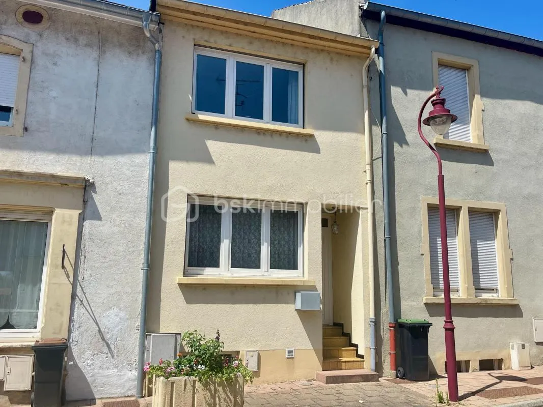 Maison de ville avec jardin, sous-sol et garage – Beau potentiel pour investissement locatif
