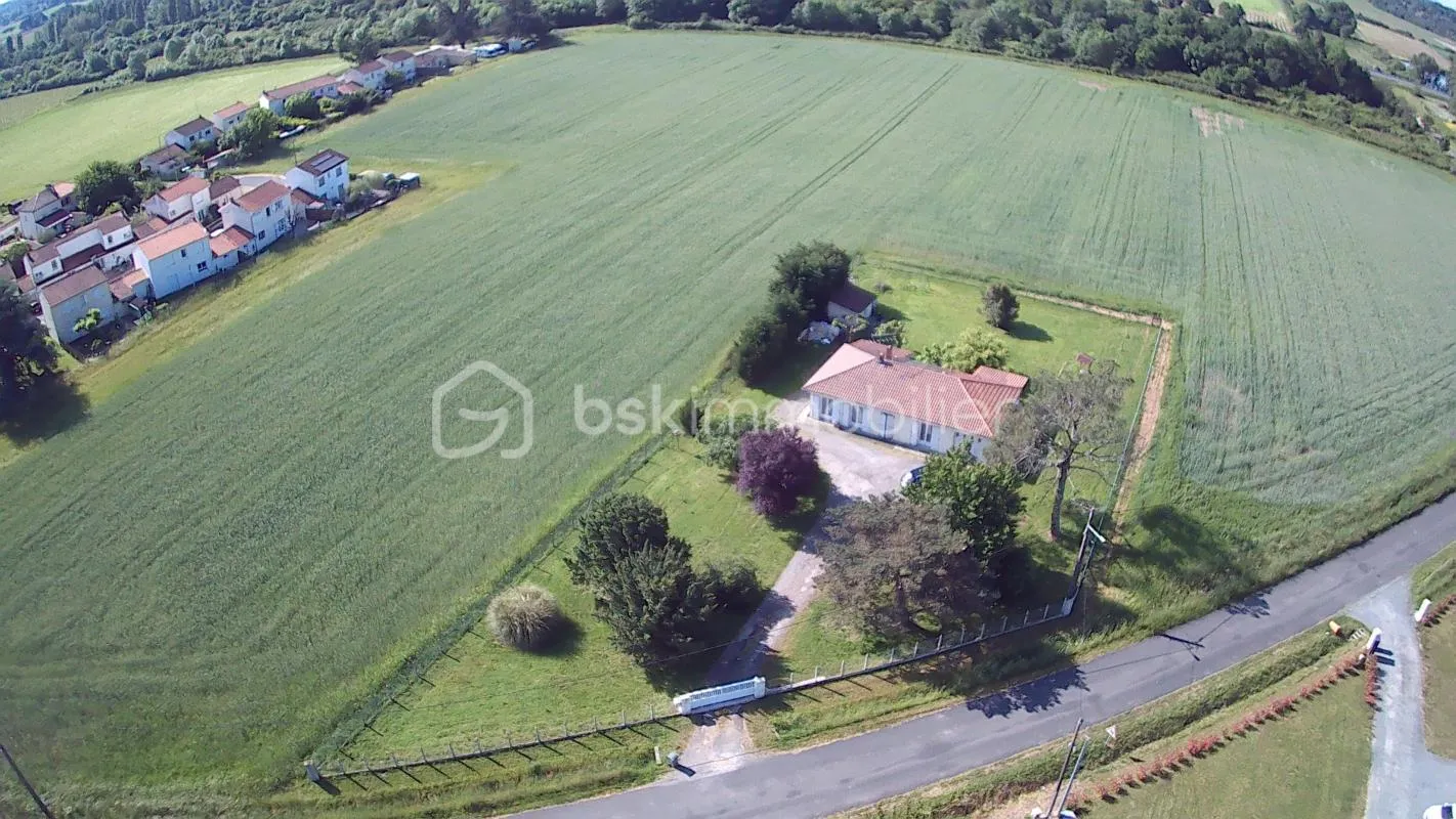 Maison 4 pans de plain-pied avec garage attenant