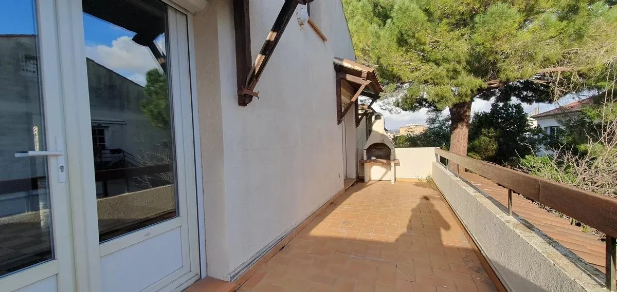 VILLA AVEC GARAGE, TERRASSE ET VÉRANDA
