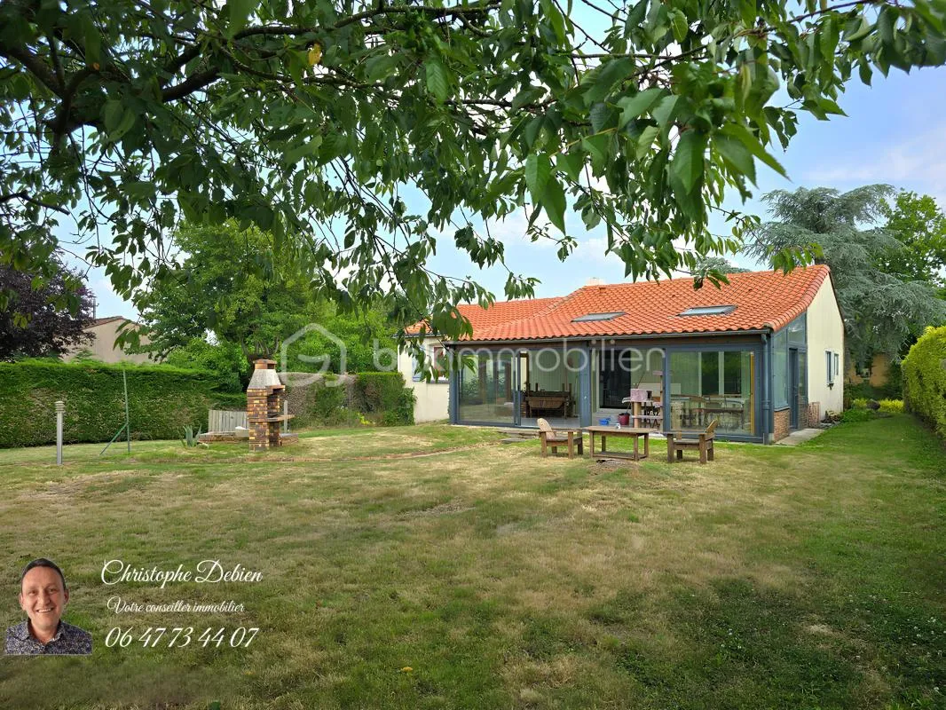 PAVILLON DE PLAIN-PIED AVEC SOUS-SOL – 3 CHAMBRES SUR 1460 M² EN CENTRE-BOURG À CHAVAGNES-EN-PAILLERS