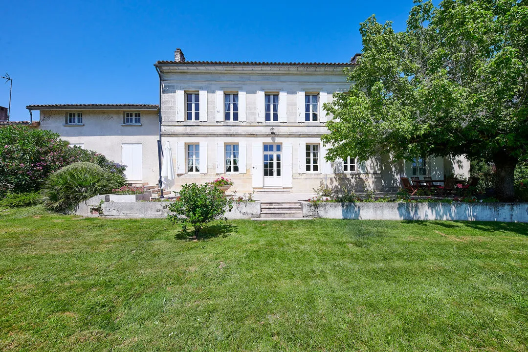 PROPRIETE VITICOLE ET FAMILIALE AVEC MAISONS ET CHAI SUR 43