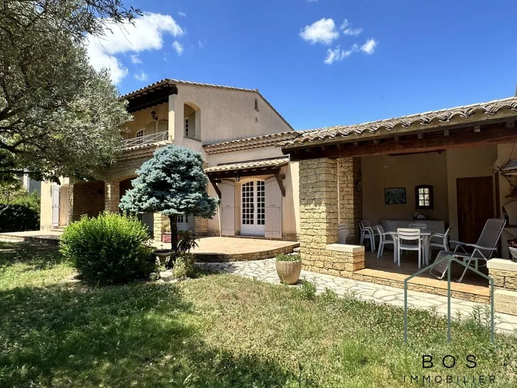 Villa traditionnelle avec jardin et garage