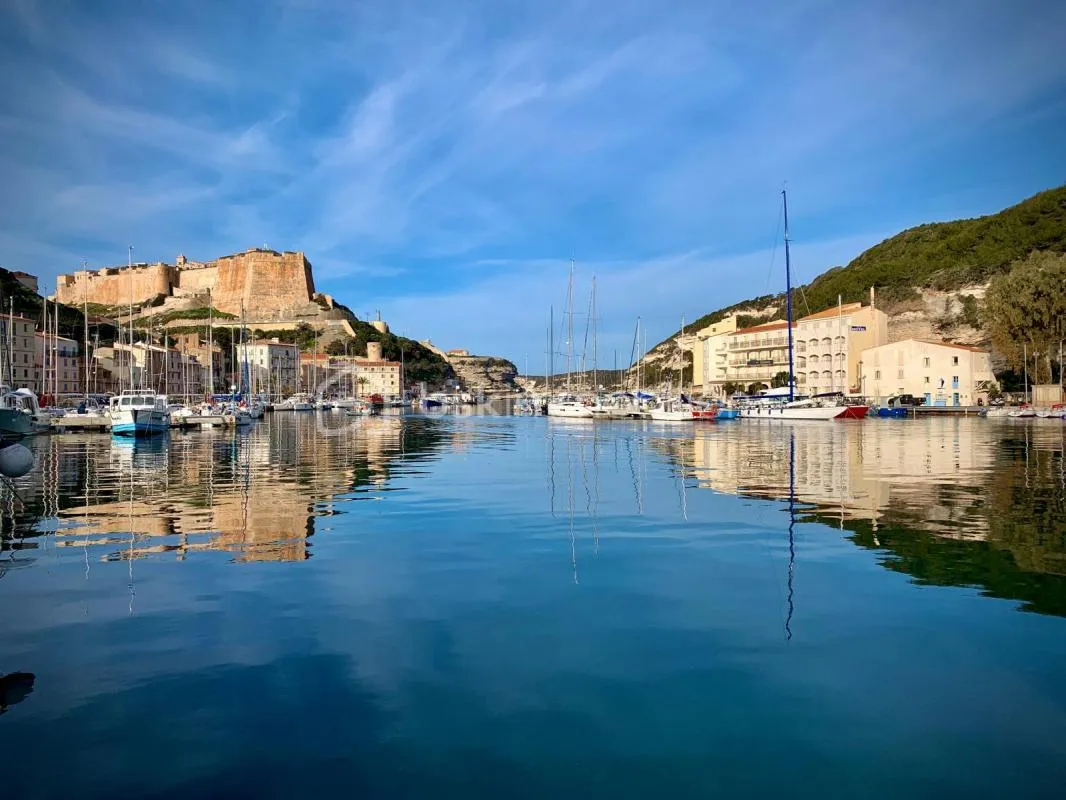 APPARTEMENT ENTIEREMENT RENOVE SUR LE PORT DE BONIFACIO