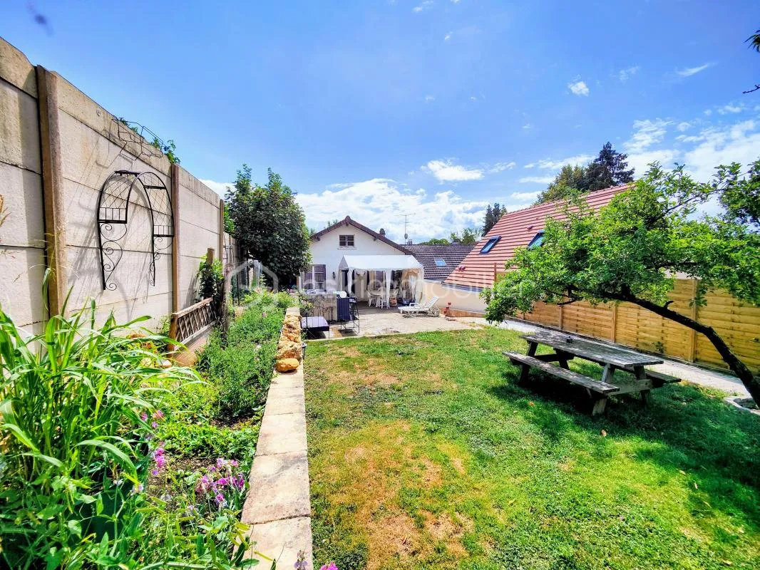 Un havre de paix au cœur de Levis-Saint-Nom dans cette maison avec jardin !