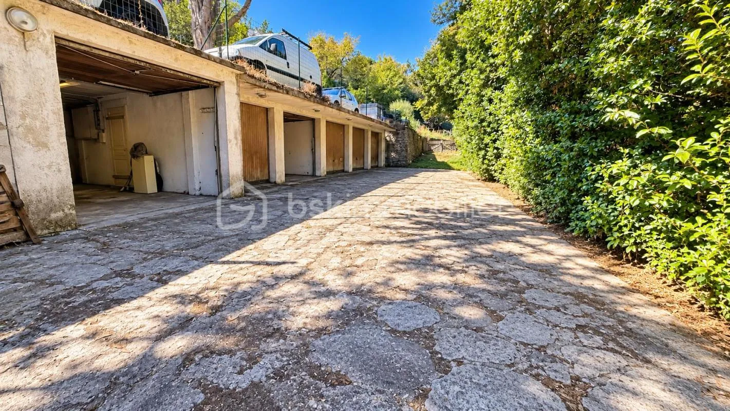 VENCE – ENSEMBLE RARE DE 6 GARAGES – INVESTISSEMENT / STOCKAGE / PROFESSIONNEL
