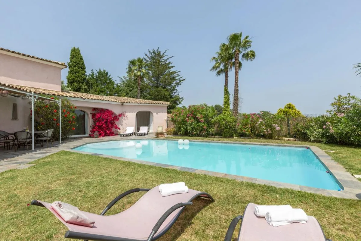 BAISSE DE PRIX !! VENTE URGENTE !  A pieds du village !! Belle propriété - Grand potentiel - Vendu avec permis de construire approuvé pour une seconde maison!
