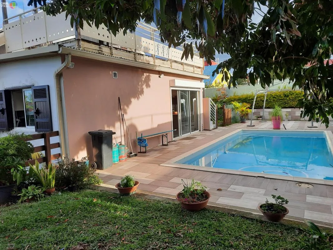 En vente sur Saint Suzanne villa F8 DE 246m² sur terrain 983m²