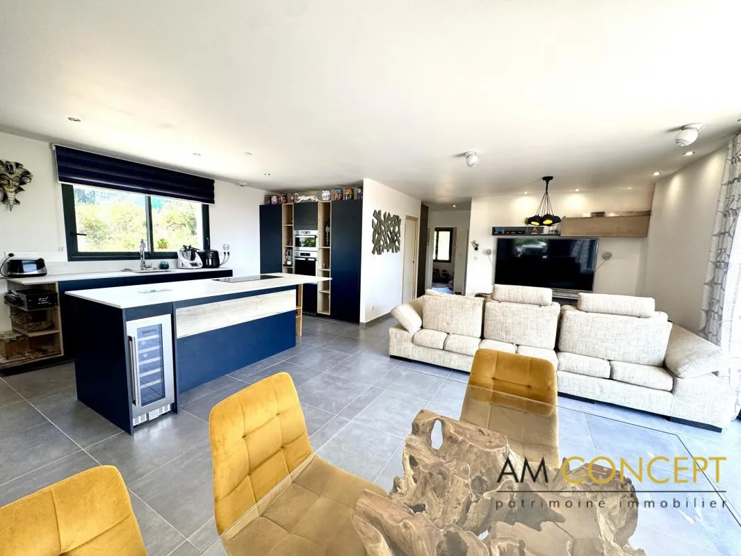 Maison contemporaine avec piscine   2500 m2 de terrain   Ber