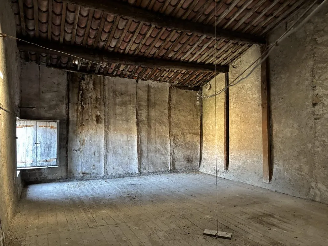 Maison ancienne de 160 m² à rénover intégralement avec terra