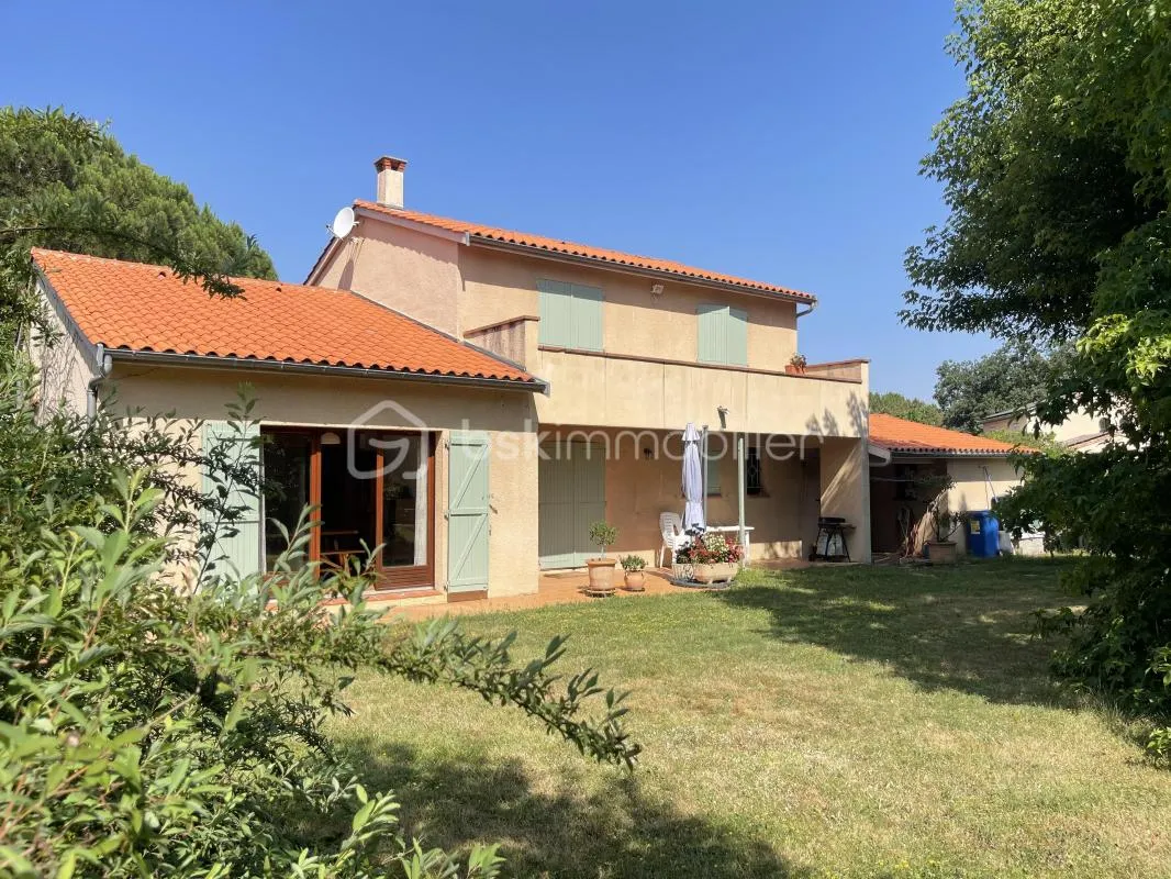 Elégante villa 6 pièces avec jardin verdoyant, au calme