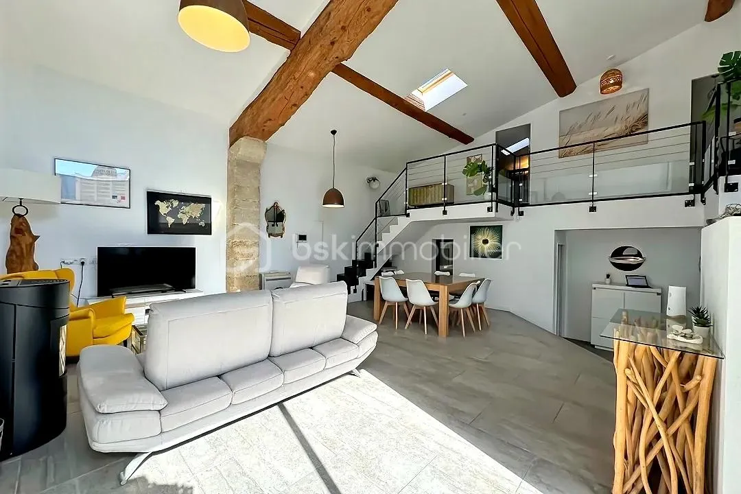 Maison contemporaine avec terrasse et parking – Un havre de paix moderne