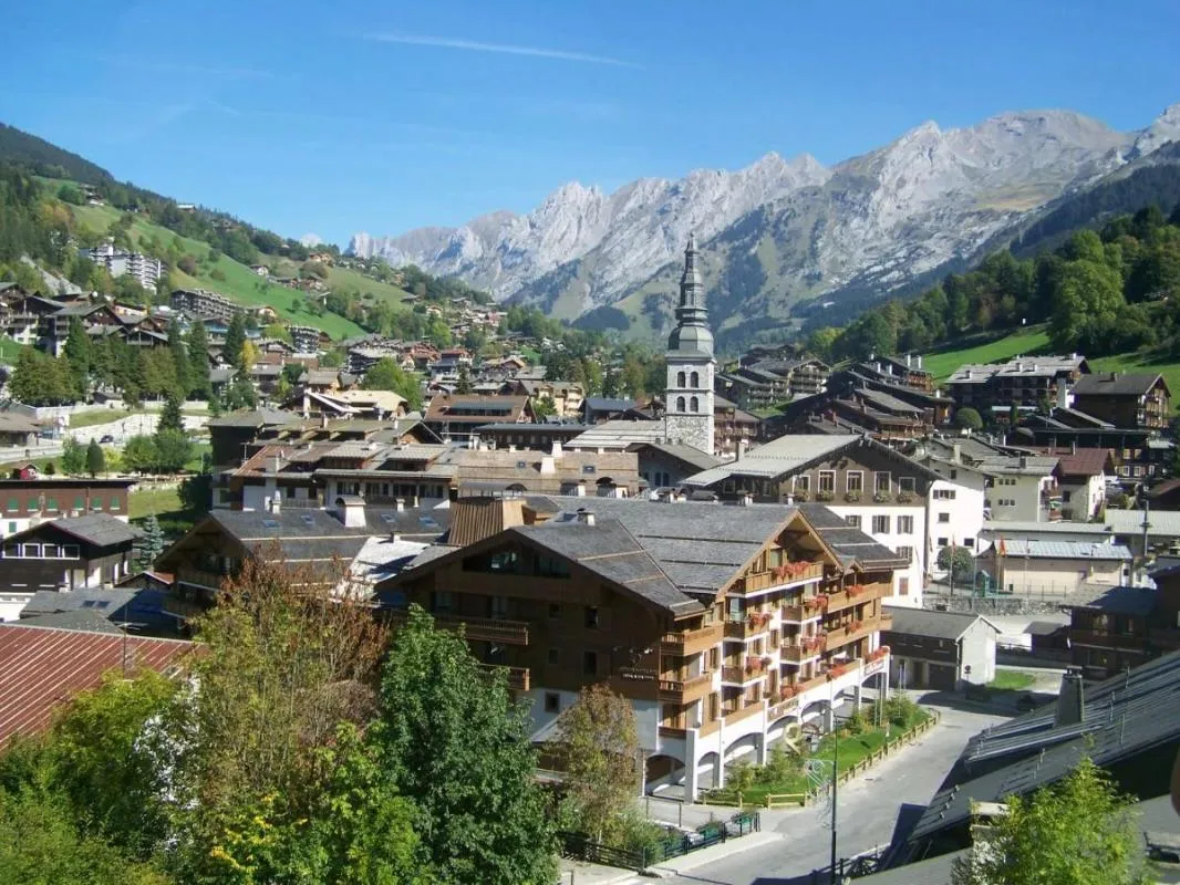 Investissement patrimonial en montagne à La Clusaz – Rareté à 350 m des pistes