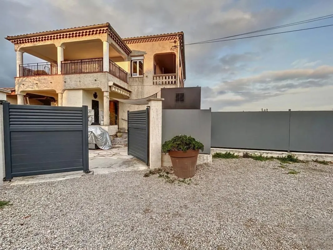 VENCE: RARE ET ATYPIQUE:  APPARTEMENT-VILLA - PISCINE - PARKING - DEPENDANCES