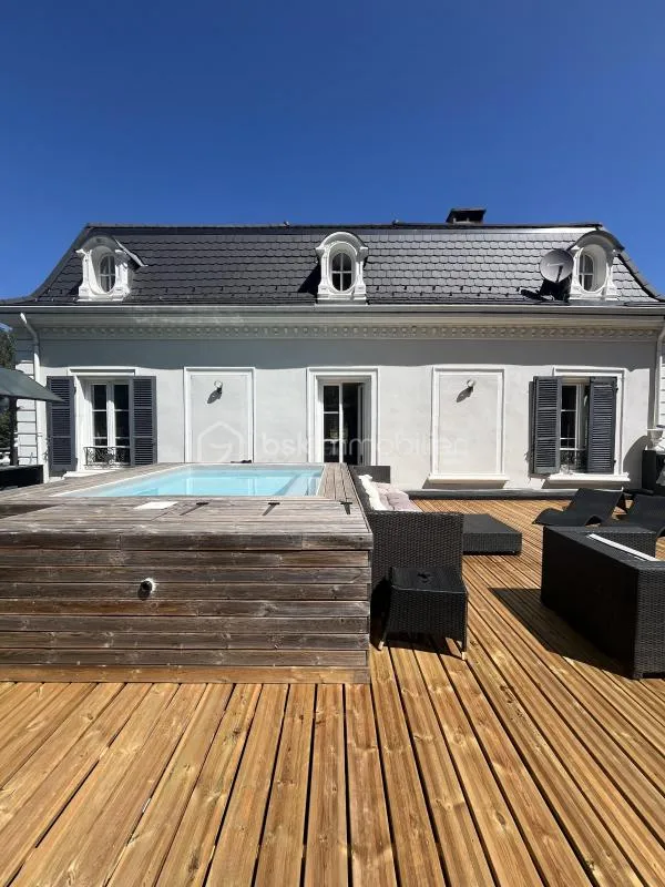 Appartement d’exception dans une bâtisse historique avec terrasse et piscine