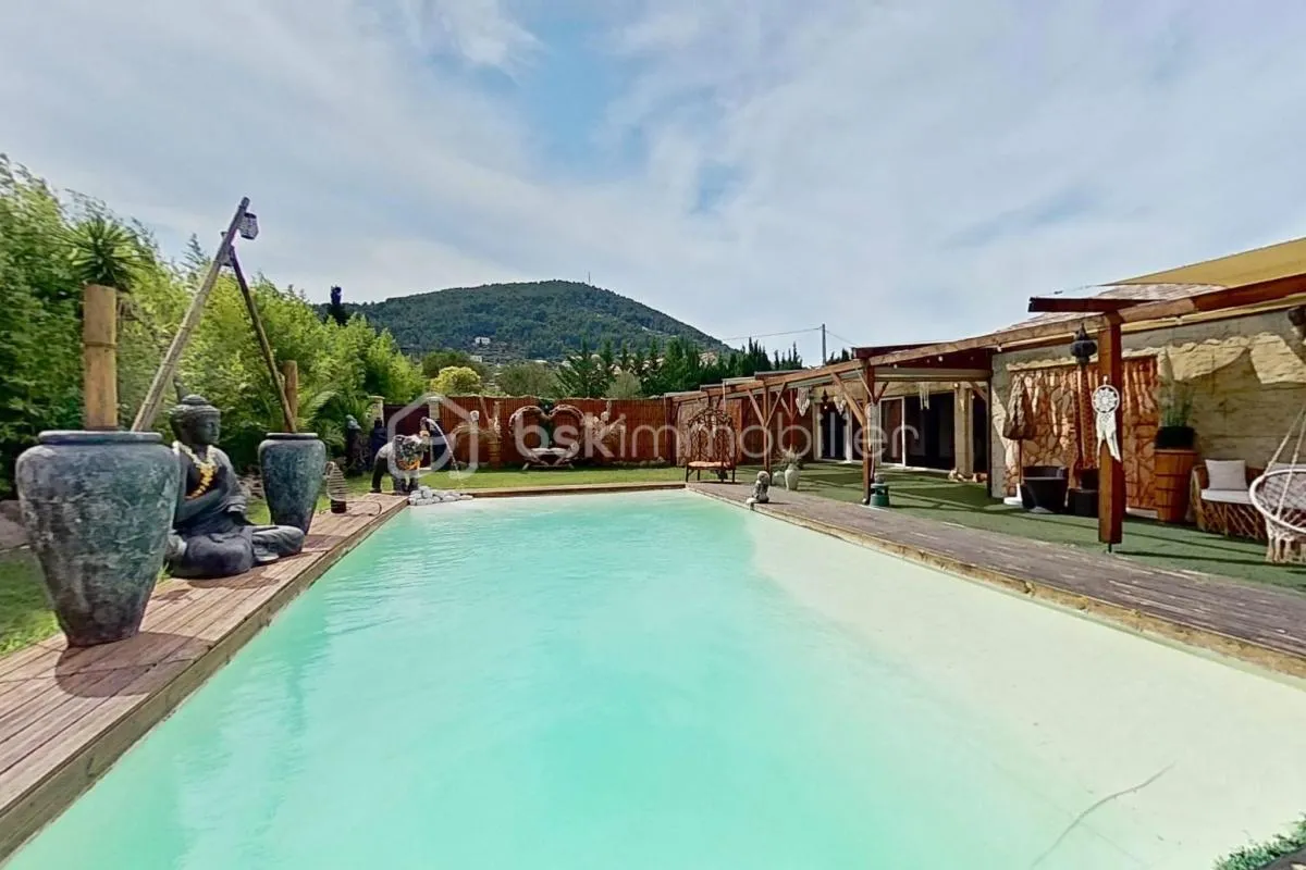 Villa de Standing avec Fort Potentiel Commercial et Rentabilité Clé-en-Main