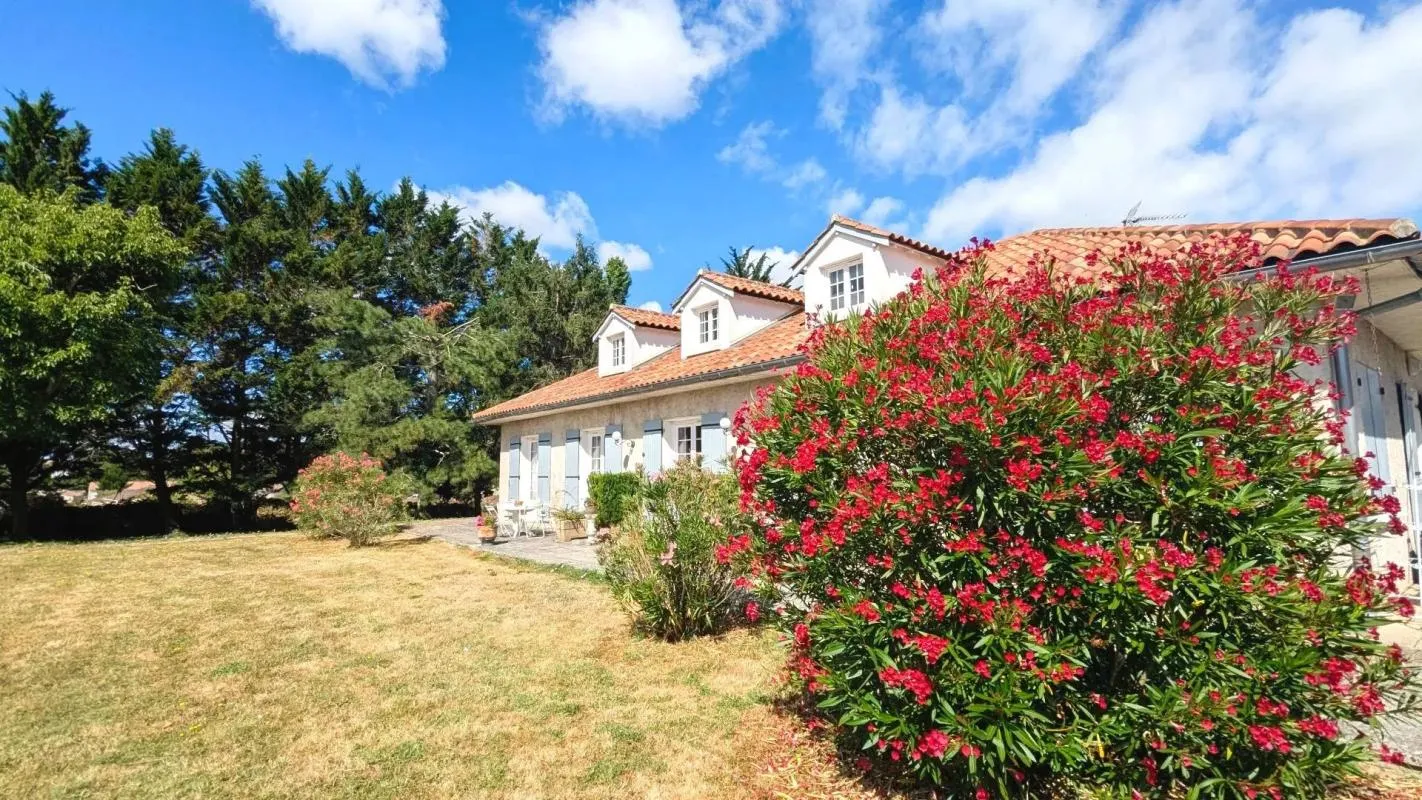 Superbe maison familiale de caractère – 219 m² habitables, parc arboré de 4 900 m², dépendances et pigeonnier – secteur Artigues, Foulayronnes