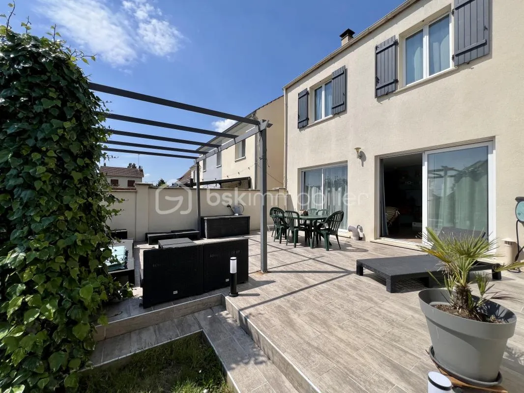 Localisation idéale ! Maison familiale BBC (Bâtiment basse consommation) de 2013 parfaitement agencée – 4 chambres + bureaux (possibilité 5 chambres) – suite parentale Garage – jardin exposé sud !