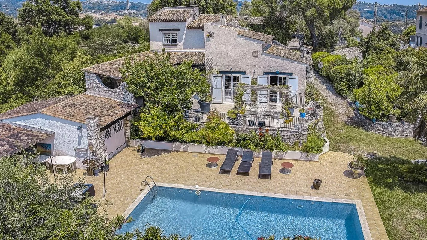 LA COLLE-SUR-LOUP – Bastide en pierres 7P 191 m² – Terrain 1 926 m² – Piscine à débordement