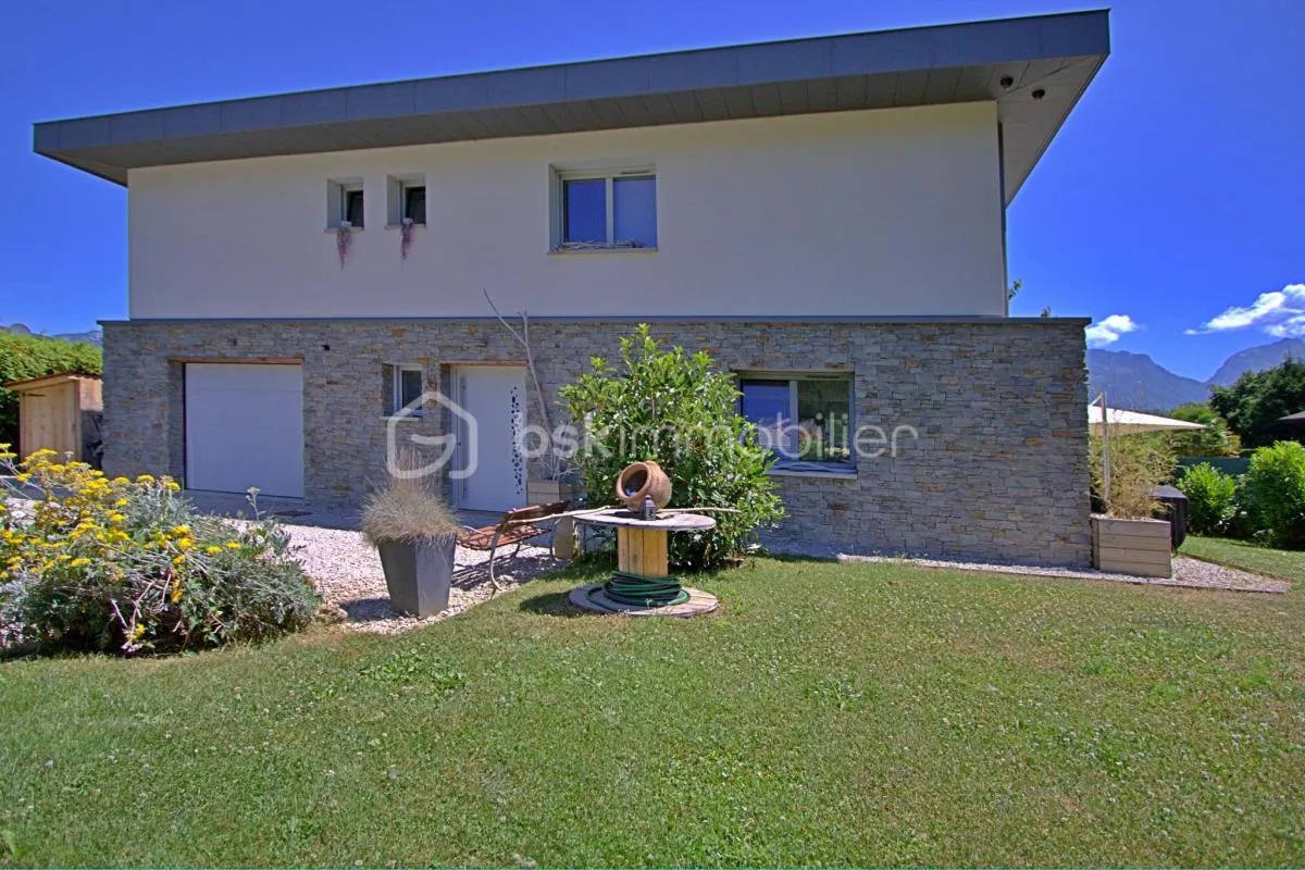 Villa contemporaine de 2021, environ 160 m2 à Sévrier, à deux pas du lac d’Annecy