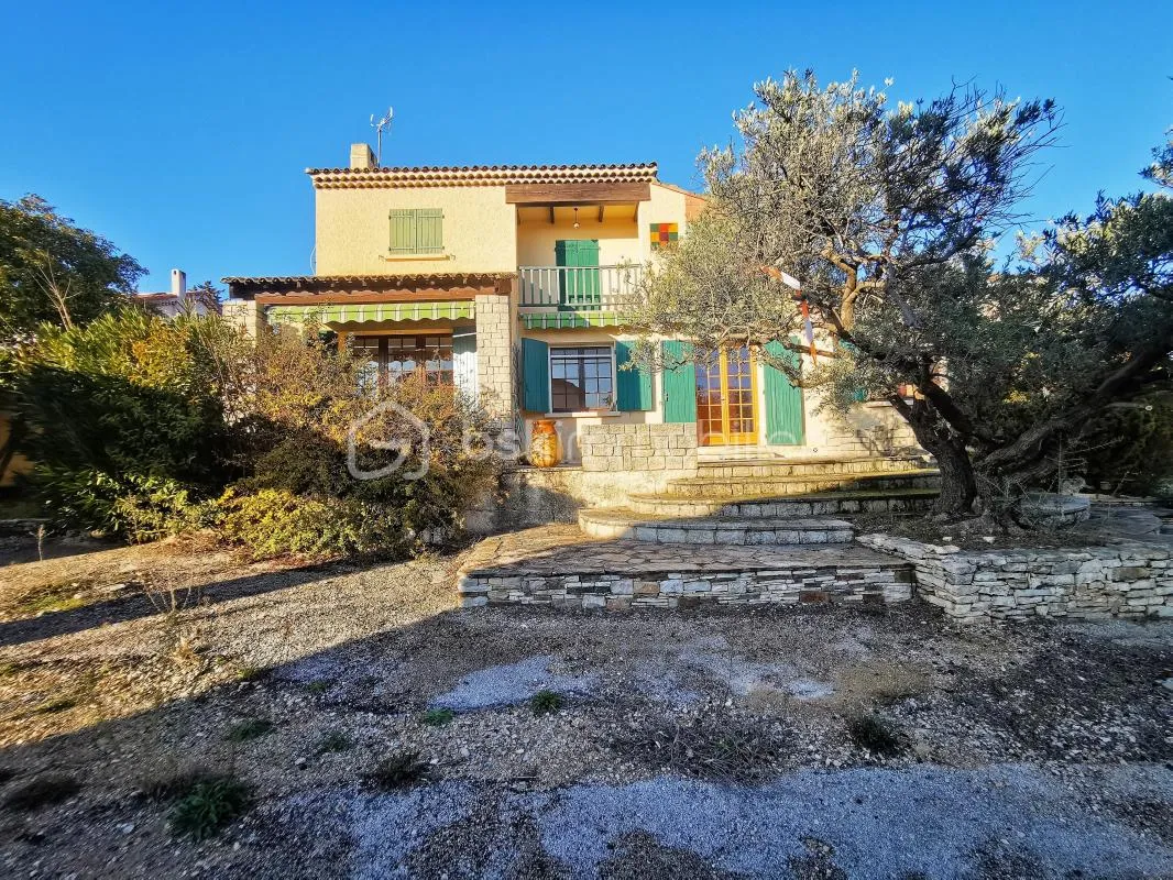 Maison traditionnelle T5 de 138 m² sur un terrain de 1 003 m² avec parcelle à détacher