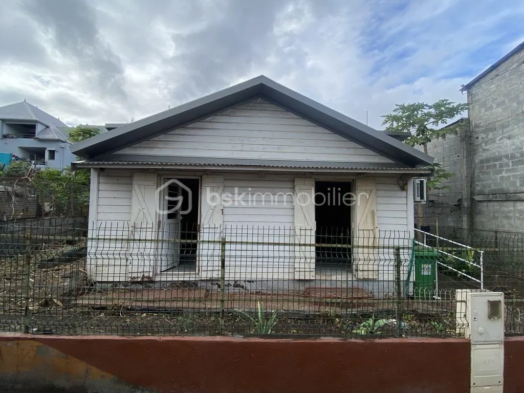 Maison de 94m2 à rénover sur un terrain de 297m2 Etang-salé centre-ville