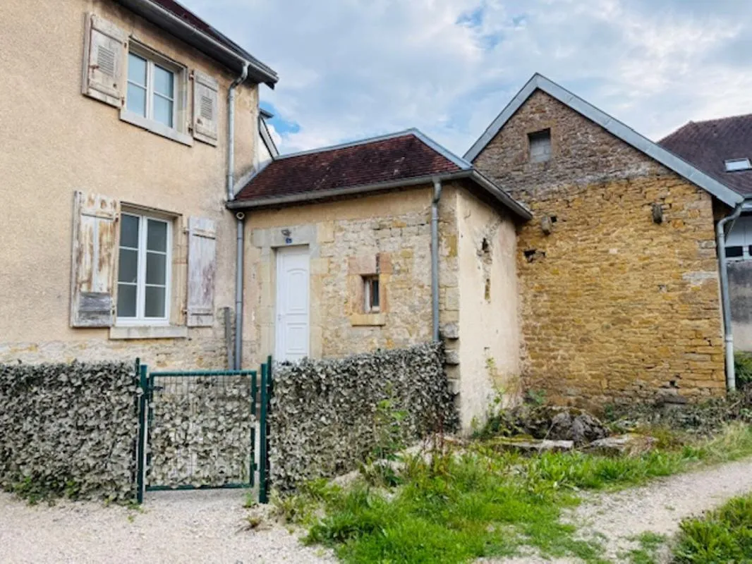 Dans un Ancien Château appartement 84 m² + Terrasse / Cave voûtée/Parking